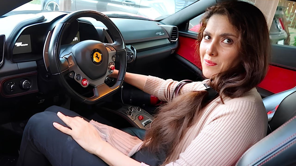 Una madre soltera sorprende a Sevilla al llevar a su hija al colegio en un Ferrari: la historia detrás del gesto